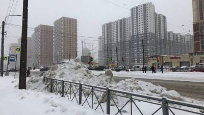 Неубранный снег на тротуарах Петербурга стал препятствием для мам с колясками