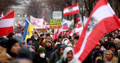 Десятки тысяч австрийцев вышли на акцию против локдауна и принудительной вакцинации (ФОТО, ВИДЕО)
