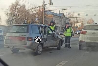 В Пензе на улице в Терновке в ДТП сильно помяло легковушку