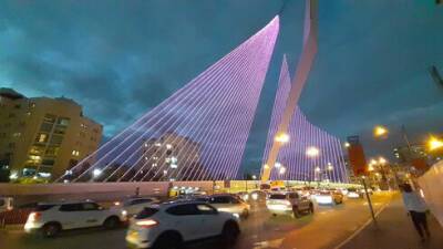 Десятки зданий в Израиле окрасились в пурпурный цвет: фоторепортаж