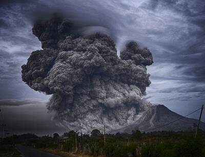 В Индонезии число погибших при извержении вулкана увеличилось до 13 человек и мира