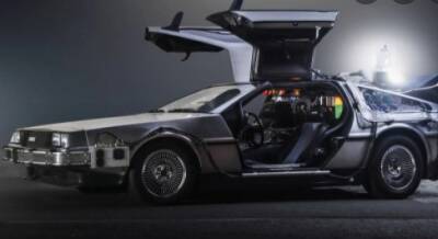 В Буковеле заметили оригинальный легендарный автомобиль DeLorean DMC-12 из серии фильмов «Назад в будущее». ФОТО
