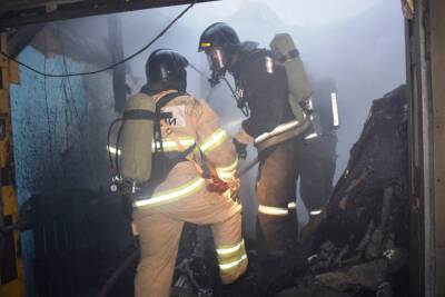 Охваченную огнём баню под Псковом тушили 6 человек