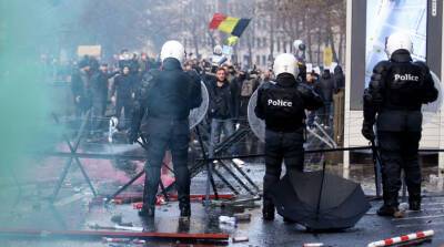 В центре Брюсселя в ходе манифестации против антиковидных мер начались беспорядки