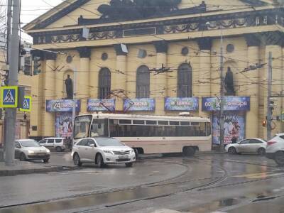 Сошедший с рельсов трамвай в центре Ростова перегородил часть Буденновского днем 5 декабря
