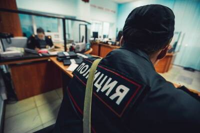 В Краснодаре полиция проверяет информацию о мужчине, замеченного с автоматом у ТЦ