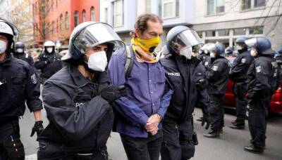 В Берлине полицейские задержали более 50 COVID-диссидентов
