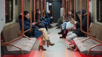 Движение поездов затруднено на оранжевой ветке метро из-за человека на путях