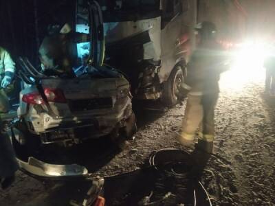 В Тюменской области погибла семья - машину бросило из-под одного грузовика в другой