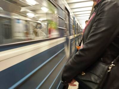 На оранжевой ветке метро Москвы зацепер залез на крышу вагона