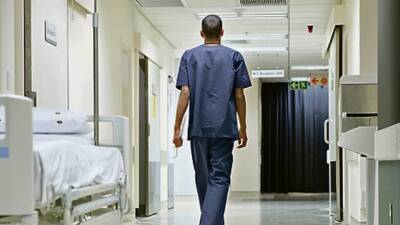 Медбрат больницы в Тель-Авиве заснул на смене, его пациент умер без кислорода