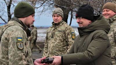 Резников посетил передовые позиции украинской армии в Донбассе
