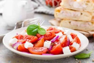 Элегантная закуска на каждый день: салат из помидоров с сыром (рецепт)