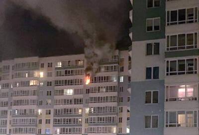 Серьезный пожар произошел в многоквартирном доме на проспекте Маршала Блюхера в Петербурге