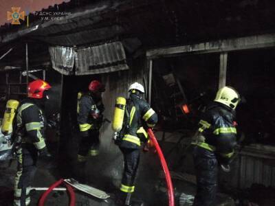 В Киеве горел Оболонский рынок. Спасатели сообщили, что возгорание возникло в нескольких киосках