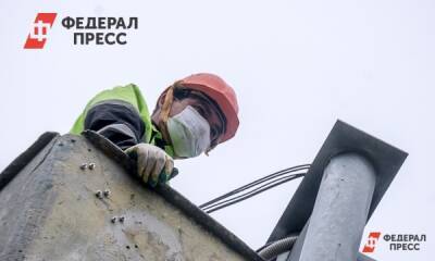 Во Владивостоке на путепроводе заискрился электрический кабель