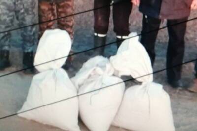 Житель Бурятии на ходу выбросил из машины мешки с 5 кг марихуаны