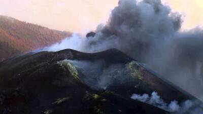 Резко возросла активность вулкана, который более двух месяцев извергается на испанском острове Ла-Пальма
