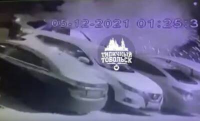 В Тюменской области очевидцы сообщили о взрывах в машине, пострадавший в реанимации: видео