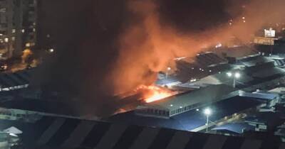 В Киеве произошел масштабный пожар на рынке "Оболонь" (фото, видео)