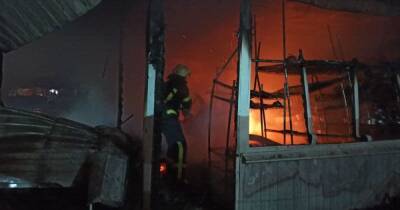 Пожар в Киеве: на Оболони сгорели 8 торговых павильонов