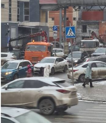 Машины нижегородцев эвакуируют с парковки для инвалидов у ТЦ «Этажи»