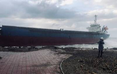 На Сахалине выбросило на берег китайский сухогруз