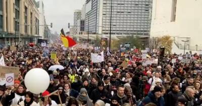 Митинг против вакцинации в Бельгии разогнали водометами (ФОТО, ВИДЕО)