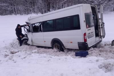 В Тверской области столкнулись микроавтобус и фургон с хлебом