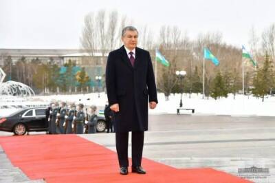 Президент Узбекистана возложил цветы к монументу защитникам Отечества в Нур-Султане