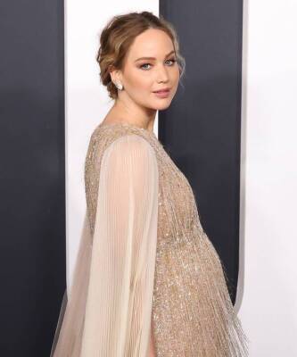 Богиня любви и плодородия: беременная Дженнифер Лоуренс в драгоценной тунике Dior