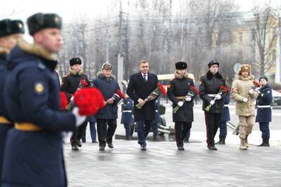 Алексей Дюмин возложил цветы к Вечному огню на площади Победы
