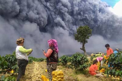 Число жертв после извержения вулкана в Индонезии возросло до 15