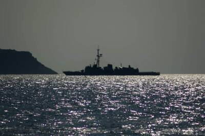 Недостроенный иранский военный корабль перевернулся в порту и мира