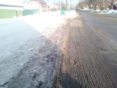 «Сугробы выше ступенек автобуса!»: власти ответили на жалобы кемеровчан на неочищенную остановку