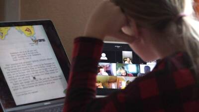 В Минпросвещения заявили об отсутствии планов по переводу школ на онлайн-обучение