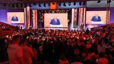 Путин поблагодарил волонтеров за работу в период пандемии