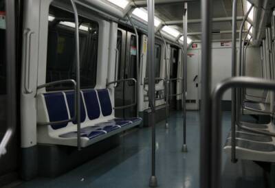 Поезда шуршат по «синей» ветке метро в полном объеме после падения пассажира на пути