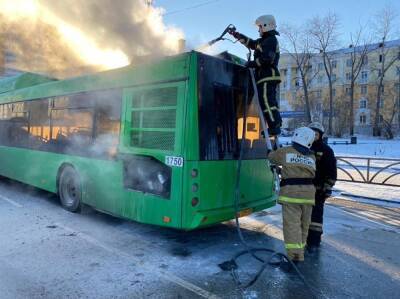 В Екатеринбурге на ходу загорелся пассажирский автобус
