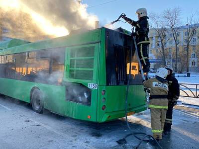 В центре Екатеринбурга вспыхнул пассажирский автобус
