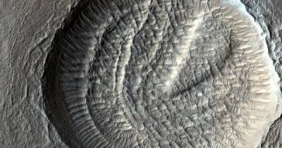 Печенье на Марсе. Аппарат NASA сделал снимок древнего марсианского кратера (фото)