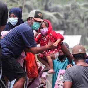 В результате извержения вулкана в Индонезии погибли 14 человек