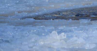 Два рыбака провалились под лед на Амуре, один погиб