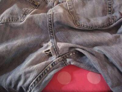 Как спасти любимые джинсы: ставим заплатки в «неудобных» местах