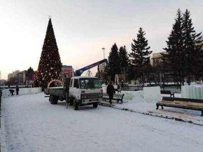 В Новосибирске залили главный каток на площади Ленина