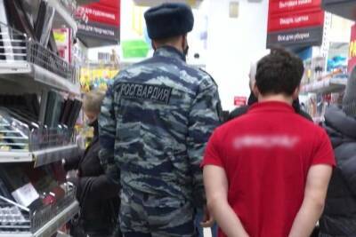 Читатели сообщили о задержании группы подростков в одном из торговых центров Саратова