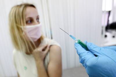 Год с прививкой: как набирала обороты вакцинация в Москве