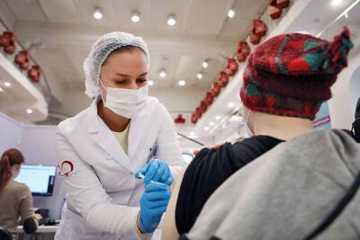 Более 5,7 млн человек привились от коронавируса в Москве за год