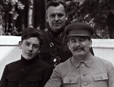 «Кто кого охраняет?»: что Сталин делал с провинившимися телохранителями - Русская семерка