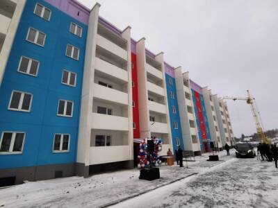 Переселенцы из ветхого жилья в Карабаше получили ключи от новых квартир